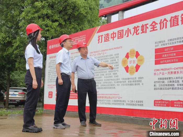 中国建设银行南县支行多次走访、调研，创新融资模式。　宋梅 摄