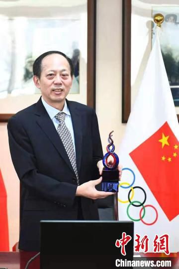 苟仲文接受利昂斯代表美奥委会赠予的荣誉奖杯 田彤桂 供图