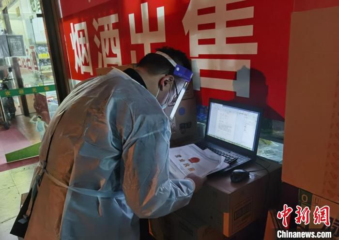 针对上海世纪华联多家特许经营门店抬高起送价、收取高额配送费的情况，上海市场监管局展开调查和处理。　上海市场监管局 摄