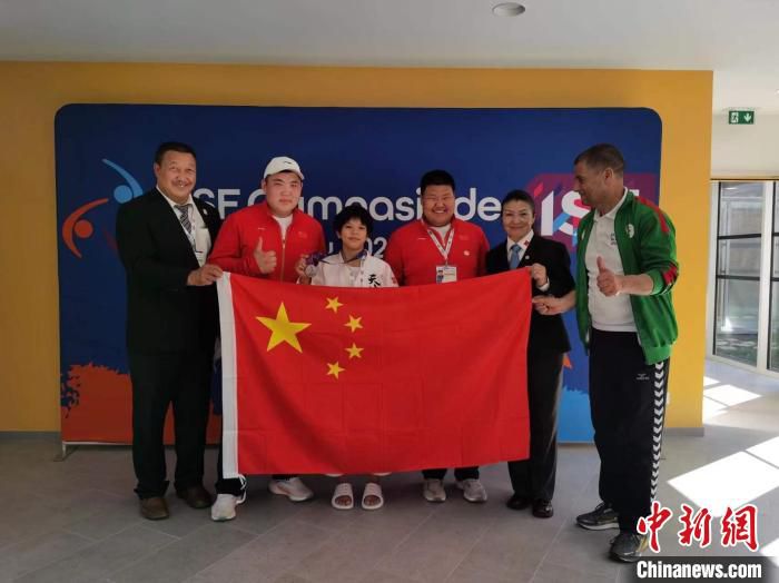 柔道项目中国队成员与赛会人员合影。　天津市体育局供图