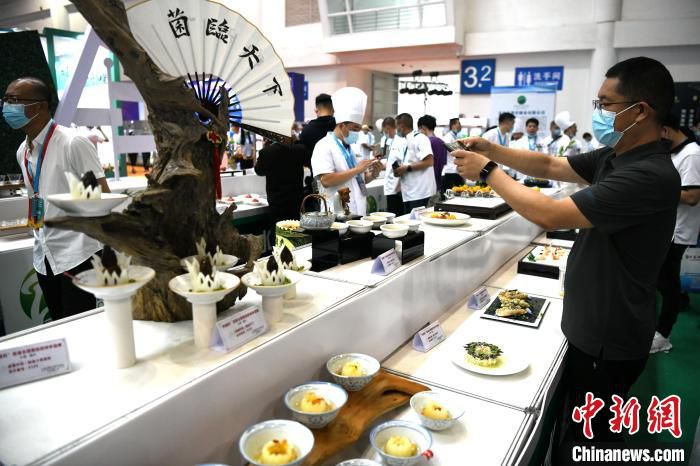 第三届中国食用菌产业博览会与“渔博会”同期同地举办，吸引参观者。　王东明 摄
