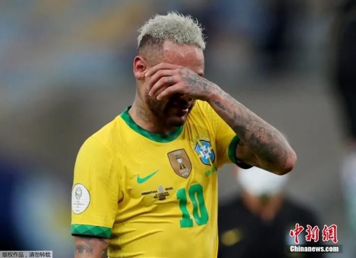 2021年美洲杯决赛中，凭借迪玛利亚的进球，阿根廷队1:0战胜巴西队获得冠军。图为巴西球星内马尔在赛后掩面哭泣。