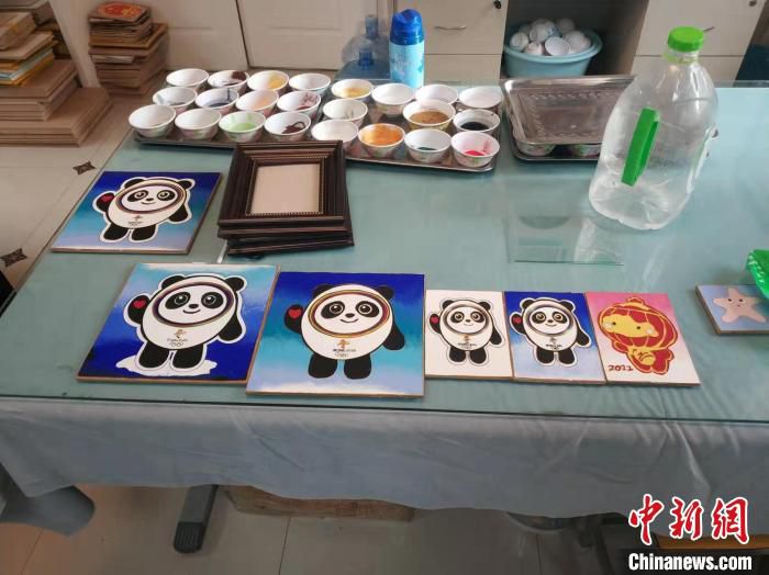 图为执法人员在“某唐卡工作室”发现的“冰墩墩”。　青海省版权局供图