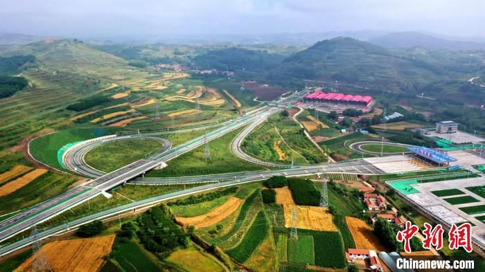 图为甘肃境内高速公路。(资料图) 张宾 摄