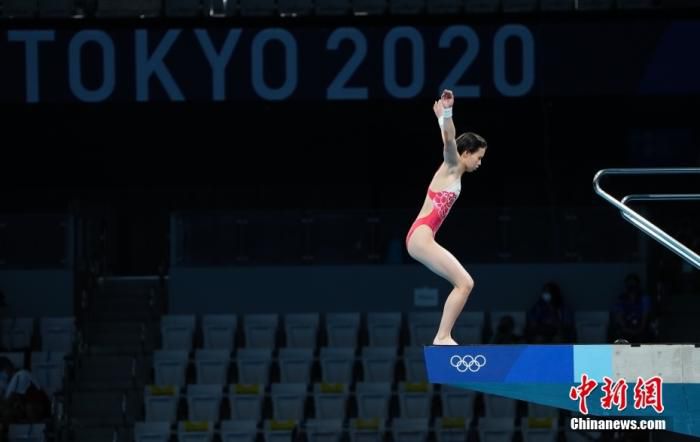 8月5日，在东京奥运会跳水项目女子10米跳台决赛中，中国选手全红婵466.20分夺得冠军，陈芋汐425.40分获得银牌。图为陈芋汐在比赛中。 中新社记者 杜洋 摄