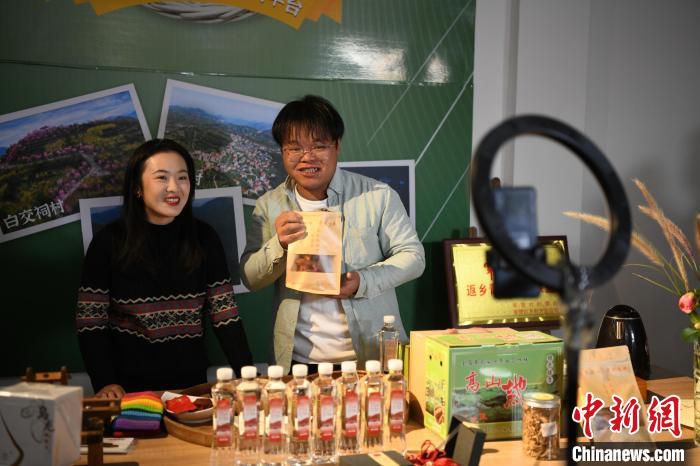 图为青年创业联盟基地的直播间里，高美玲(左)和高得良(右)搭档，为军营村的茶叶、地瓜干等特产带货。　王东明 摄
