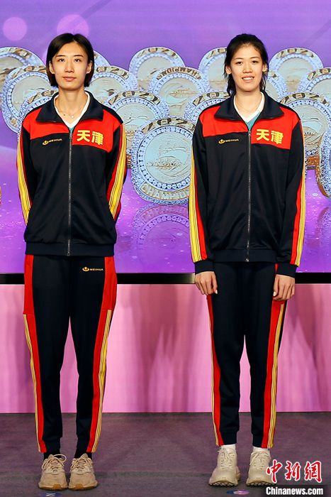 图为天津女排队员王媛媛(左)、李盈莹在2021-2022赛季中国女排超级联赛出征仪式上合影。(资料图片)中新社记者 佟郁 摄