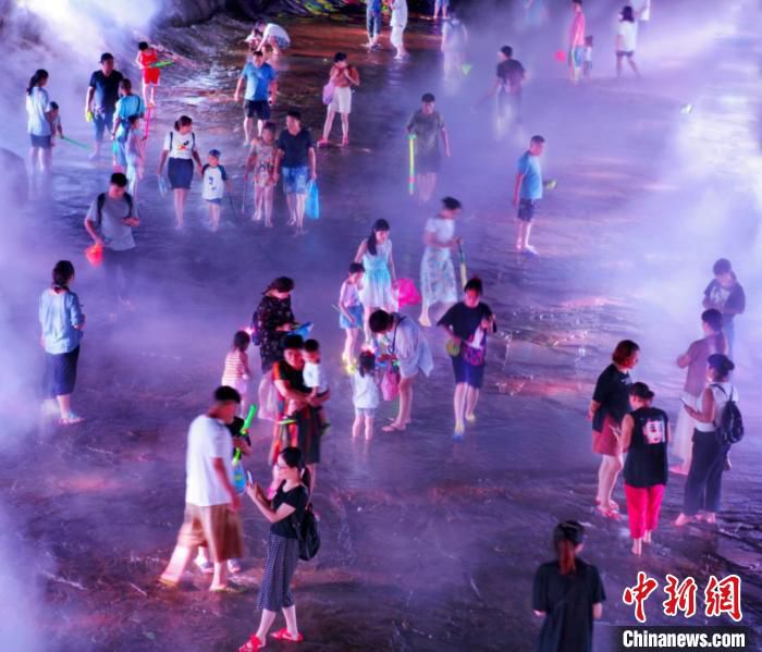 游客在磐安花溪景区游玩。　磐安文旅局提供