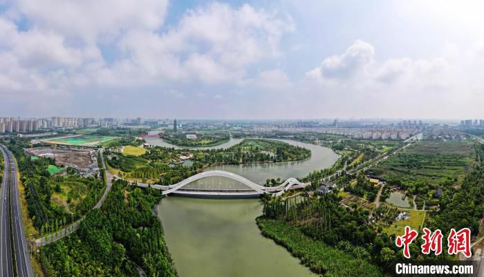 扬州运河三湾，昔日‘工业锈带’变身‘生活秀带’，成为风景秀丽的湿地公园。　孟德龙 摄