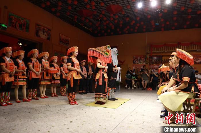 游客在金秀县体验瑶族“嫁郎”婚俗。　陈秋霞 摄