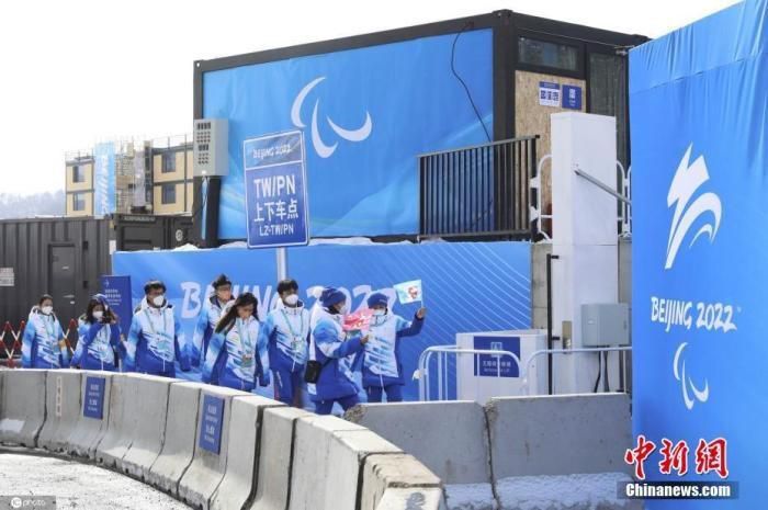 2月28日，张家口赛区云顶滑雪公园，赛道、引导标识、景观形象、无障碍设施等冬残奥会转换和筹备工作准备就绪，图为志愿者在张家口赛区云顶滑雪公园进行熟习流线行程。图片来源：ICphoto