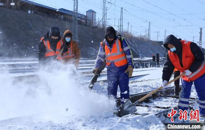 满洲里口岸站连夜清冰除雪。　黄旭 摄