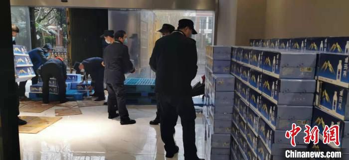 上海石油捐赠的首批1170饼干、饮用水等食品等已送到高校。　陈静 摄