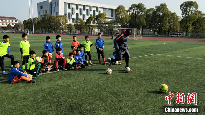 桑尼教中国孩子踢足球。受访者供图