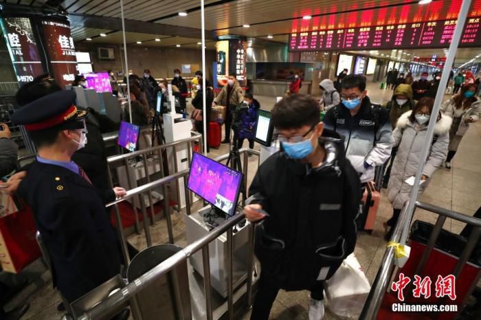 2月2日，旅客在北京西站出站口通过红外测温仪。近日，为进一步做好新型冠状病毒感染的肺炎疫情防控工作，北京西站对进、出站旅客测温，并加强站内消毒。中新社记者 富田 摄