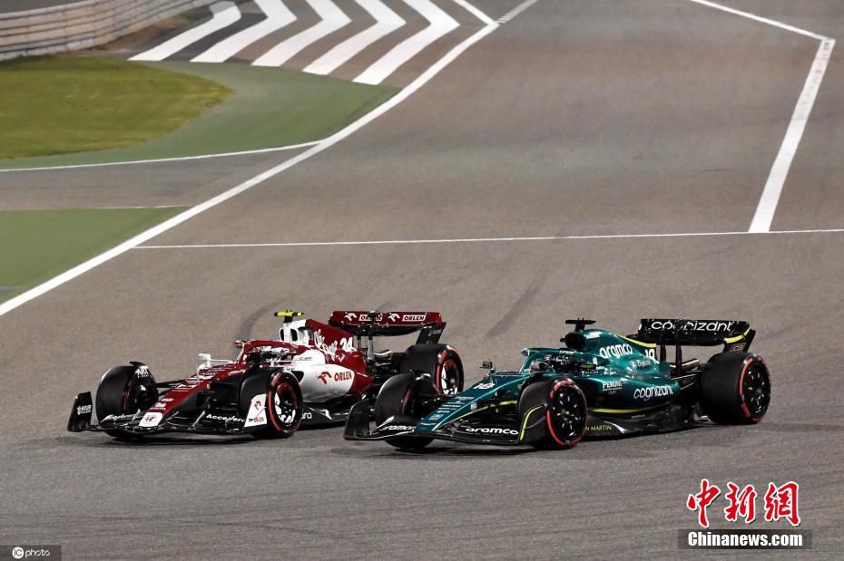 当地时间3月20日，巴林萨基尔，2022年F1巴林大奖赛正赛，F1首位参加正赛的中国车手周冠宇代表阿尔法·罗密欧车队出战，最终位列第10，在个人F1生涯首战便拿到1个积分。图片来源：ICphoto