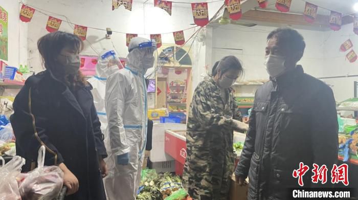 市场监管部门查处孟某销售商品不明码标价案。　上海市场监管局 摄
