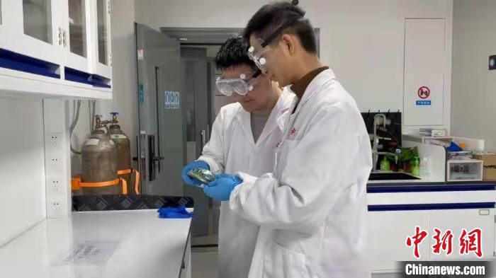 课题组在科研中。　中国科大 供图