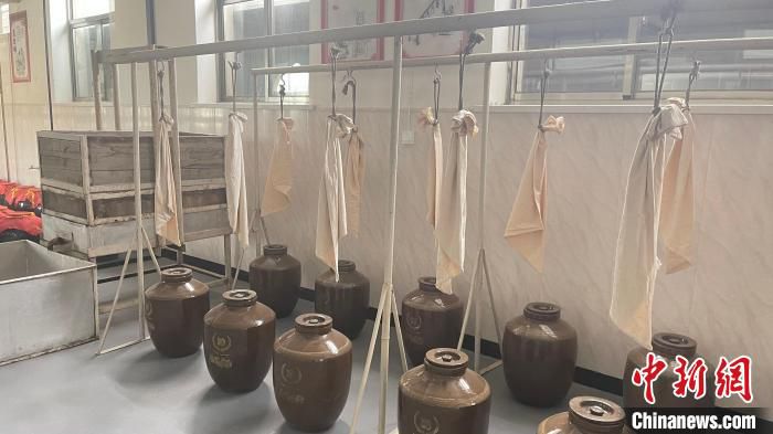 黄酒酿造工厂展示的古法酿黄酒吊包工序。　王斌田 摄
