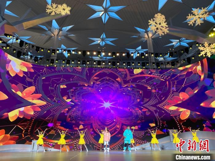 3月5日晚，在北京2022年冬残奥会延庆颁奖广场上，重庆市残疾人演员表演节目。　重庆市残联供图