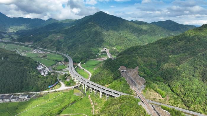 图为向莆铁路沿线风光旖旎。(资料图) 张海根 摄