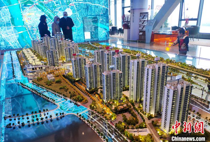 资料图为市民在福州一售楼处了解住宅信息。 中新社记者 吕明 摄