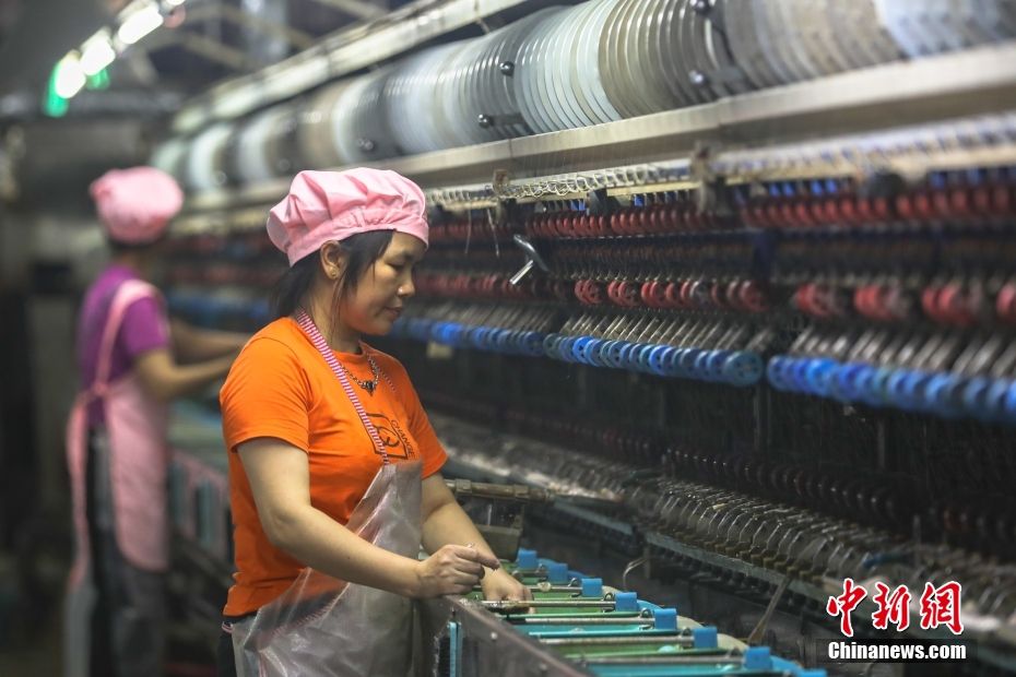 图为6月21日，江西九江修水县一家蚕丝加工企业车间内，工人正在工作。 中新社记者 刘力鑫 摄