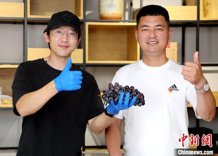 在河北省大厂回族自治县小厂村，村党支部书记马强(右一)通过短视频平台为村民直播带货。　刘亮 摄