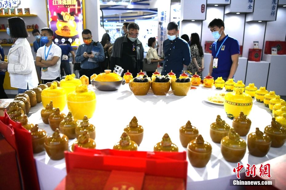 图为6月10日，市民在福州一展销会上购买商品。 中新社记者 王东明 摄