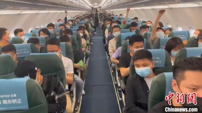 120名“美团小哥”在飞往上海的飞机上 春秋航空供图
