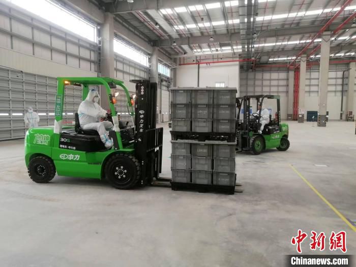 货物在仓库内装卸。　钱塘区商务局供图