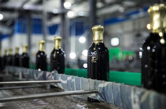 图：听花酒业车间产品从流水线上下线