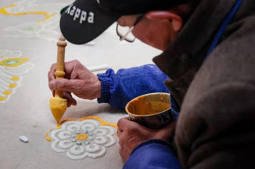 马树红毡技艺传承人展示制作工艺