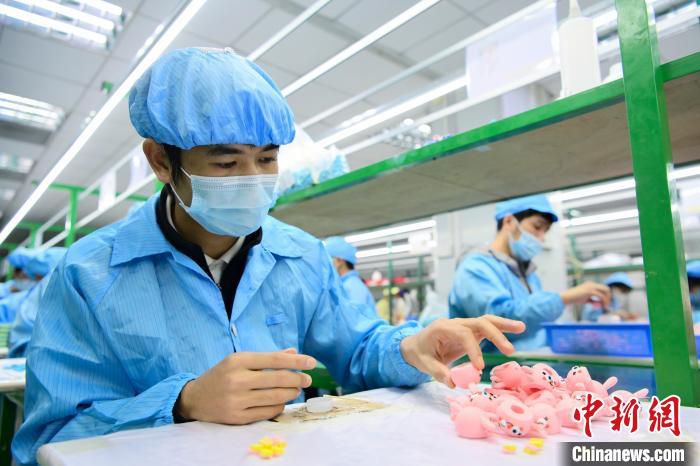 图为东莞文博公司工人正在生产线上制作产品 中新社记者 陈骥旻 摄 摄