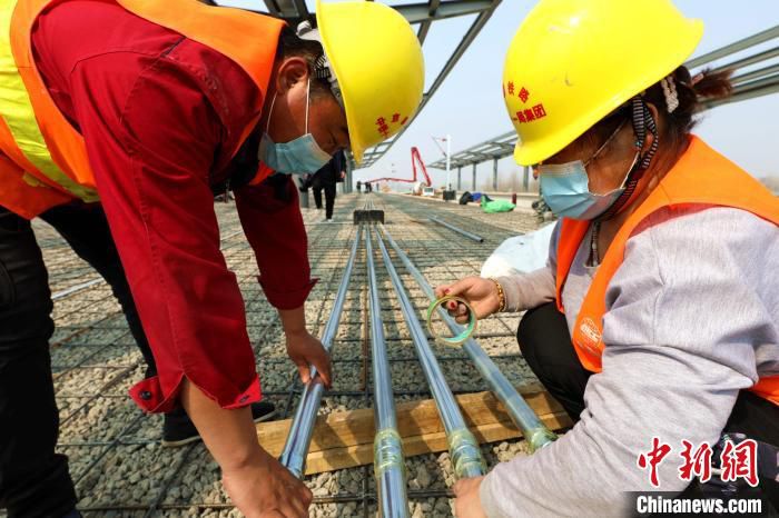 图为在京唐城际铁路香河站，工作人员正在为站台地面固定钢筋。　安青松 摄