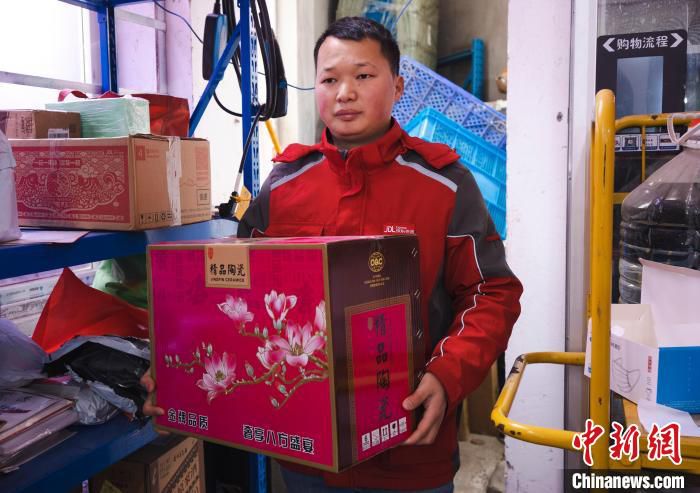 图为郑龙分拣快递。　黄维正 摄