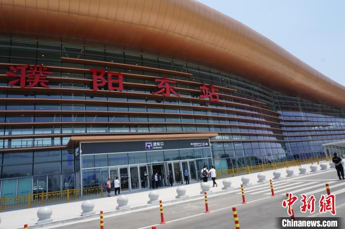 济郑高铁(濮阳至郑州段)的开通，河南省濮阳市进入高铁时代。　韩章云 摄
