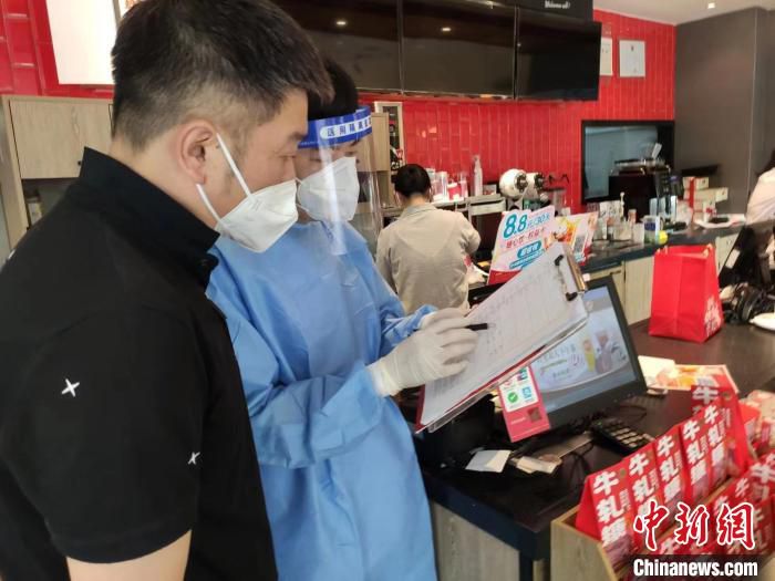 沪市场监管部门“跑”出服务“加速度”，助力16451家食品经营企业“开炉灶”。　上海市市场监管局 摄