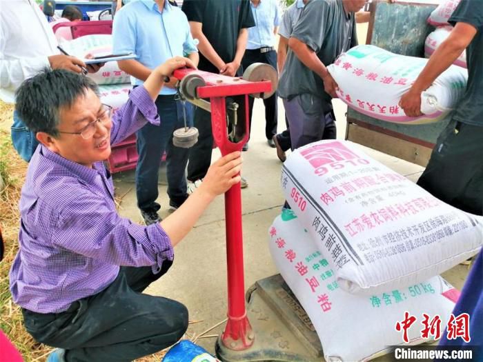 过磅称重。　顾士刚 摄