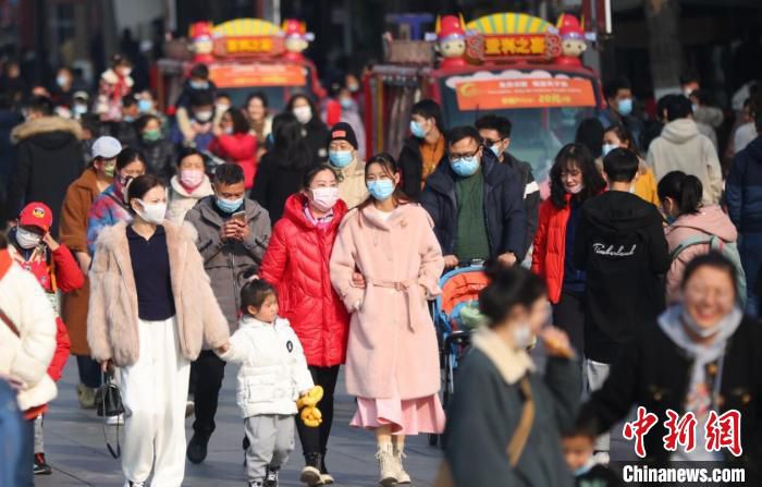 新年三天，南京148家重点商贸企业合计实现销售额21.6亿元人民币，同比增长7%。　泱波 摄