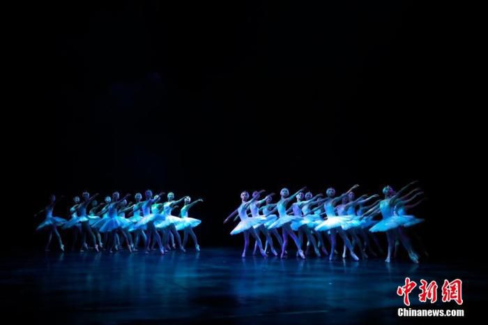 资料图：上海芭蕾舞团经典《天鹅湖》。汤彦俊 摄