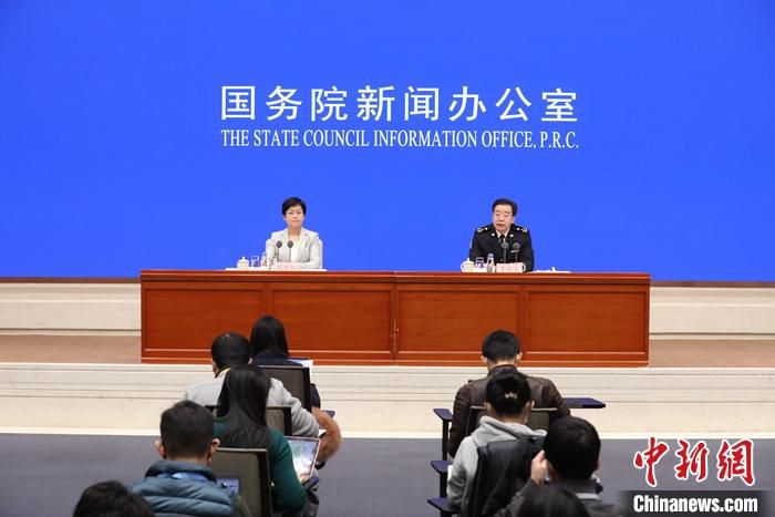 1月14日，中国国务院新闻办公室在北京举行新闻发布会，海关总署新闻发言人、统计分析司司长李魁文介绍2021年全年进出口情况，并答记者问。 中新社记者 杨可佳 摄
