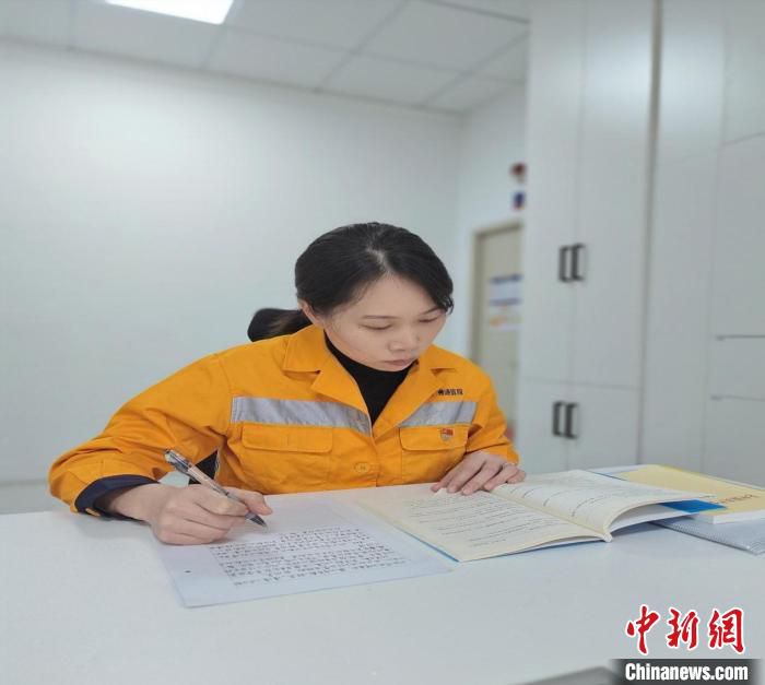 入路10年的“80后”张利红在整理党务资料 杨兵 摄