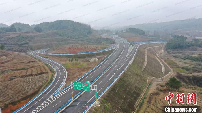 图为瓮安至开阳高速路段。　潘先阳 摄