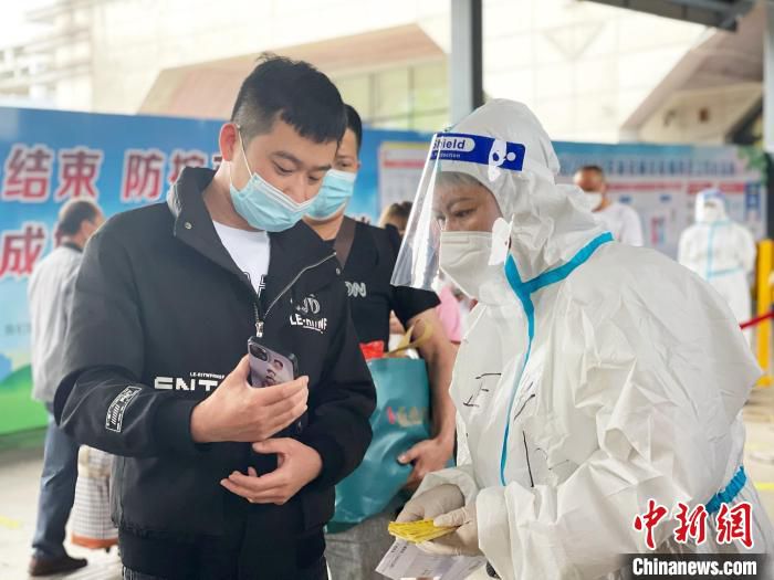 工作人员核查乘客信息。　吕巧琴 摄