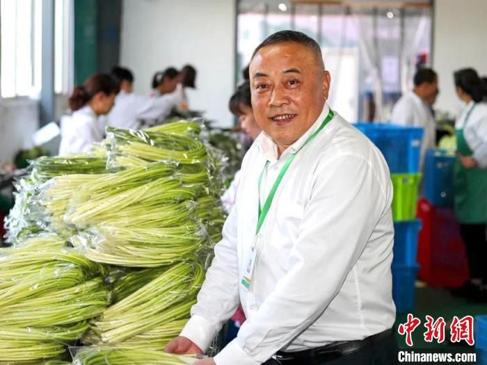 民进衢州市委会委员方向明在蔬菜配送中心。　方向明 供图