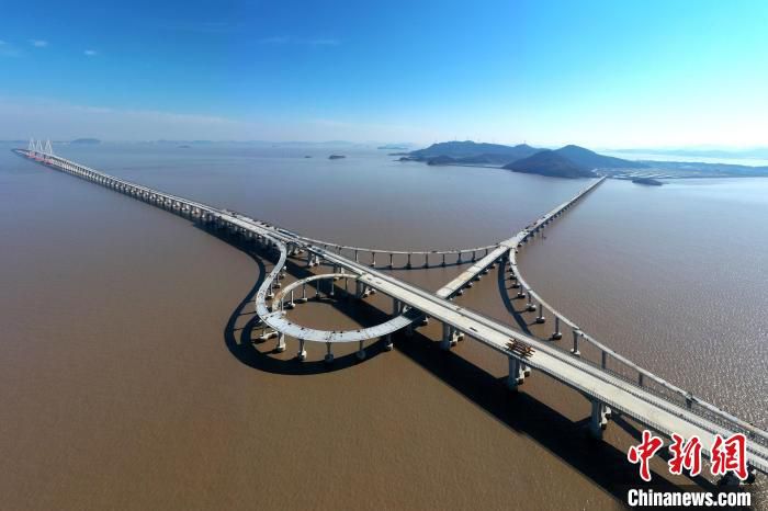浙江省交通集团建设中的舟岱大桥。　 姚峰 摄