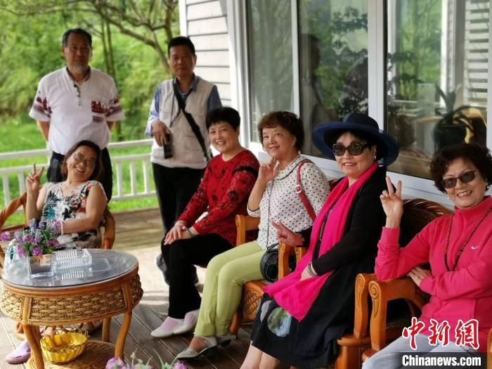 图为在幸福村的游客。　周燕玲 摄