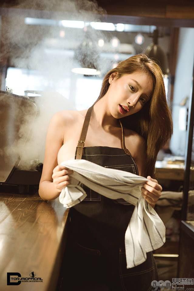 咖啡女神Pichana Yoosuk 围裙藏不住的性感_1