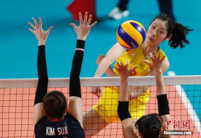 1月7日，国际排联(FIVB)在官方网站上公布了又一位入围过去十年百大球星榜的球员——中国女排朱婷成功登榜。资料图为2016年8月23日，雅加达亚运会女排小组赛，中国队朱婷在比赛中。
中新社记者 杜洋 摄